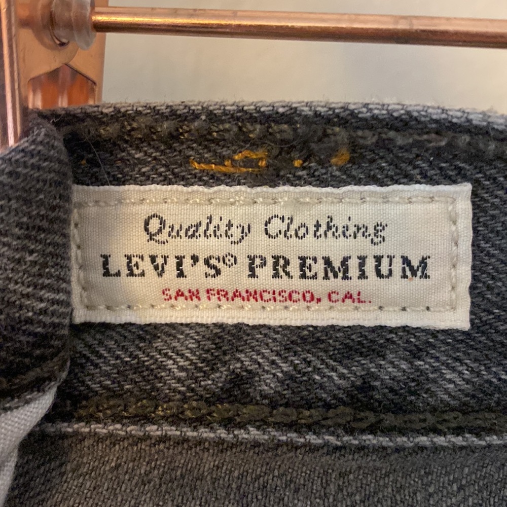 Levi’s black jean shorts- size 31 - Picture 5 of 6